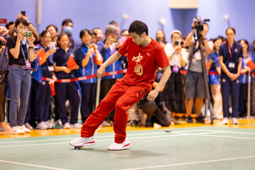 <p>Mainland Olympic athletes competed in agility skills with Hong Kong athletes, with national team diver Cao Yuan being one of the participants.</p>
